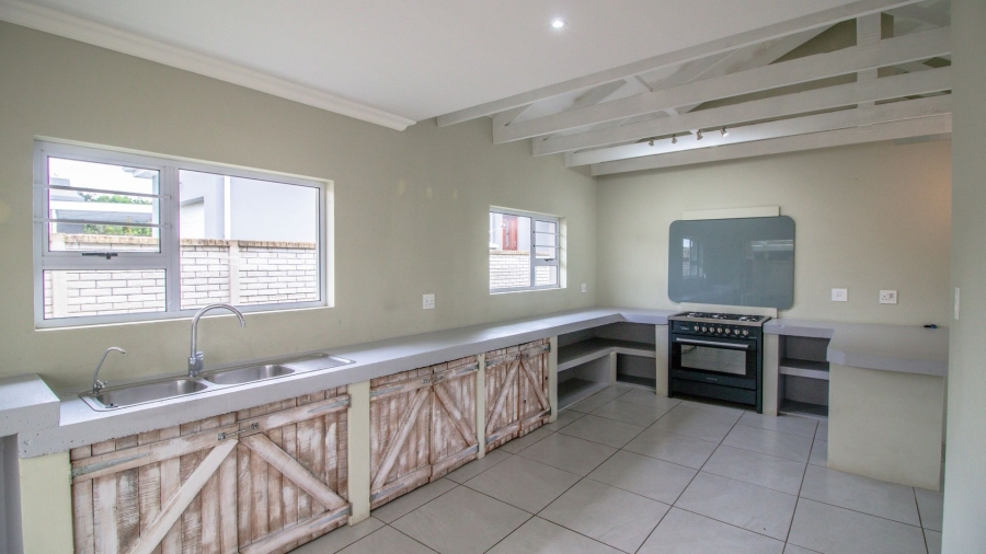 6 Bedroom Property for Sale in Kidds Beach Eastern Cape